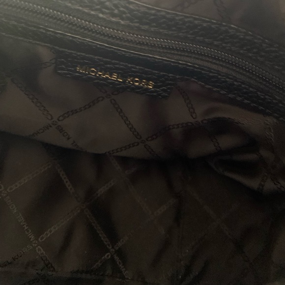 MICHEAL KORS BLACK PEBBLE LEATHER BAG WITH GOLD HARDWARE AND CHARM - Picture 16 of 16